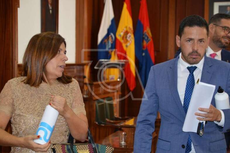 El alcalde Héctor Suárez y la vicealcadesa Carmen Hernández con las nuevas botellas de aluminio, a la salida del Pleno (Foto TA)